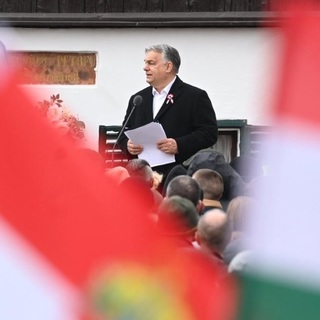 Orbán Viktor a Nemzeti Múzeum előtt mond beszédet március 15-én