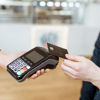 Pénzügyi szakértő: brutális a magyarok hitelkártya-tartozása