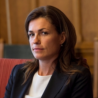 Varga Juditot egy hotel bárjában, kéz a kézben fotózták le az ÁSZ elnökével