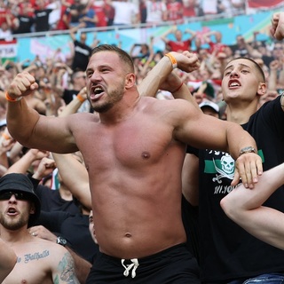 Betilthatják az alkoholfogyasztást a stadionokban