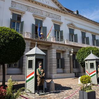 Családban marad? Körtánc a Sándor palota körül
