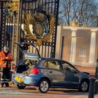 A Buckingham-palota kapujának hajtott egy autó