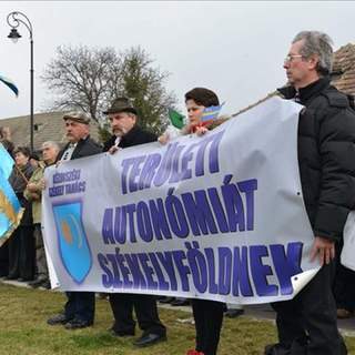 Autonómiát követeltek Székelyföldnek a marosvásárhelyi tüntetésen