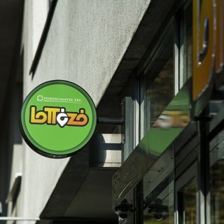 Tizenkét lottózót vert át két férfi, csalással vádolja őket az ügyészség