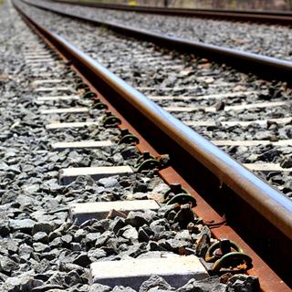 Az oszlopokat kivágva, 4,5 kilométer vasúti légvezetéket lopott három nógrádszakáli férfi