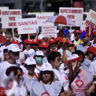 Bukarestben több ezer egészségügyi dolgozó tüntetett inflációkövető béremelésért