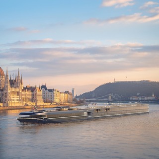 Eddig soha nem látott óriáshajók érkeznek a Dunán Budapestre