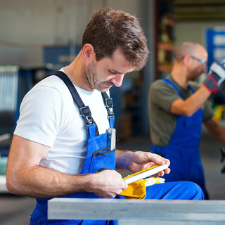Továbbra is lejtőn a magyar ipar