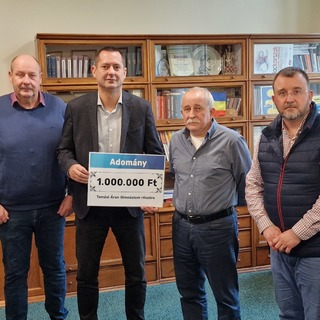 1 millió forintot adományozott az erdélyi Tamási Áron Gimnáziumnak Molnár Zsolt