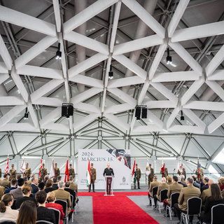 A miniszter úgy látja, a fiatalok csillogó szemmel csatlakoznak a Magyar Honvédséghez