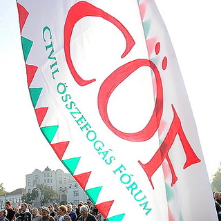 Plakátolásba kezdett a CÖF