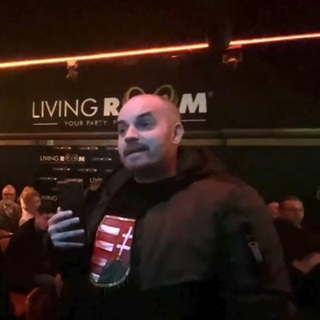 Bede Zsolt fideszes propagandista leköpött egy momentumost és letépte a kokárdáját