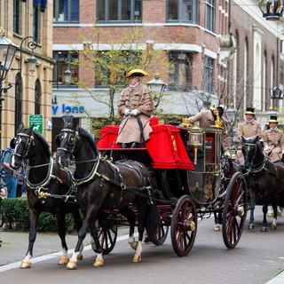 Hintón ment a királyhoz a Fidesz-alapítvány helytartójából lett nagykövet