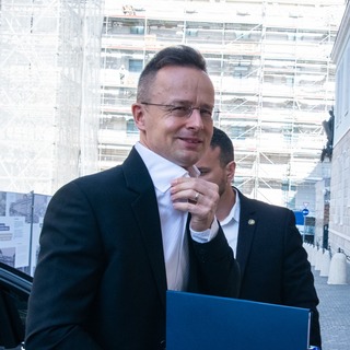 Bécsi luxusüzletben vásárolt Szijjártó, amikor megkérdezték tőle, nem fél-e a migránsoktól?