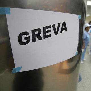 Túlbuzgósággal követelnek magasabb bért maguknak a román közszolgák