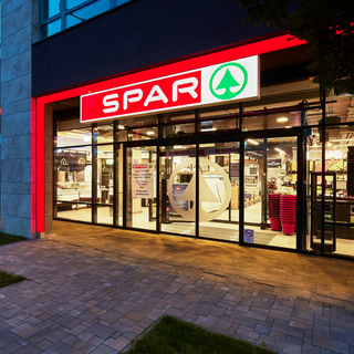 Folytatódik a kiszorítósdi, menti a vagyonát a SPAR Magyarországról