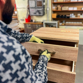 Különleges bútorok készülnek az ország legmodernebb börtönébe – fotók