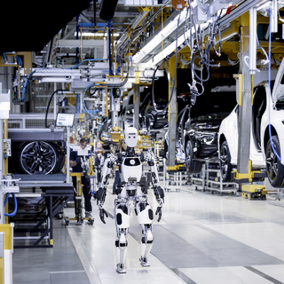 Humanoid robotok kezdtek dolgozni a kecskeméti Mercedes-gyárban - fotó