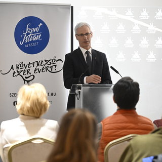 Orbán államtitkára úgy tiltakozott a Tanácsköztársaság ellen, hogy a kokárdáját zsebbe tette