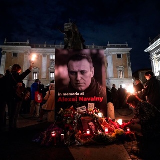 Az EU szankciókkal sújtott többeket, akik kapcsolatba hozhatók Alekszej Navalnij halálával