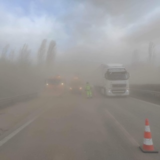 Porátfúvásokra figyelmeztetnek az M1-es autópályán