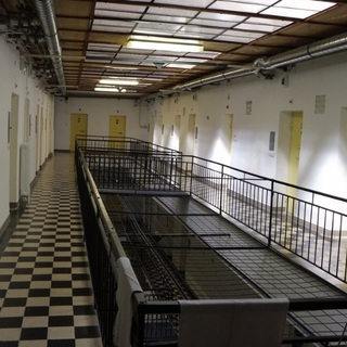 Ki akarták bontani a zárkájuk falát a fogvatartottak Győrben