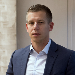 A sajtó titkosszolgálati megfigyeléséről kérdezi Orbán Viktort Magyar Péter