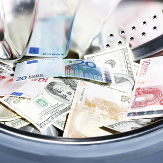 Csaknem 1,4 milliárd forintos pénzmosás felelőseit fogták el