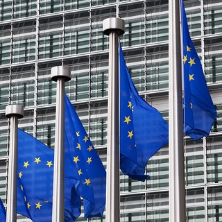 Az EU jóváhagyta az újságírók és a médiaszolgáltatók politikai befolyással szembeni védelmét szolgáló jogszabályt