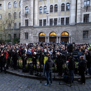 Már tüntet az ügyészség ellen Magyar Péter