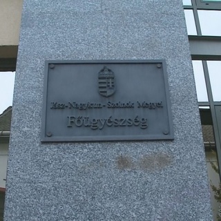 A gondozására bízott idős nőt rendszeresen verte és szexuálisan bántalmazta egy férfi, vádat emeltek ellene