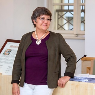 V. Naszályi Márta szerint Sára Botond főispán törvénysértő döntéseket hoz, ezért a legfőbb ügyészhez fordul