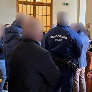 Kávét öntött a bíró arcába - elítélték Portik Tamás fiát