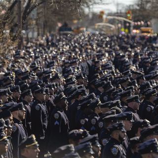New York több ezer rendőre vett részt lelőtt kollégájuk temetésén