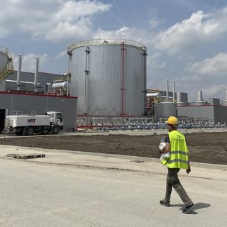 Nyolc embert vittek kórházba a komáromi akkugyárból