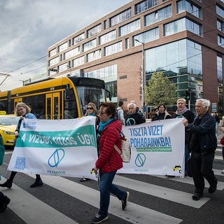 Koszos vízben lebegő palackban küldte el bakancslistáját a Víz Koalíció