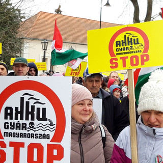 Összegyűjtötték a perköltséget az akkugyár ellen tiltakozó mikepércsiek