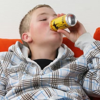 Két KDNP-s benyújtotta a törvényjavaslatot: 18 év alattiak ne vehessenek energiaitalt