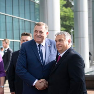Másnak kínos lenne, Orbán örül, hogy Putyin után őt is kitüntetik a boszniai szerbek