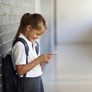 A szomszédunkban betiltják a mobiltelefonokat az általános iskolák alsó tagozatán