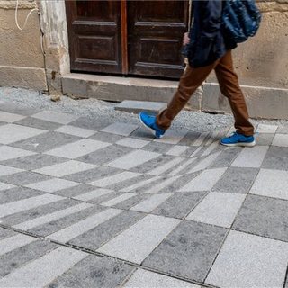 Optikai csalódást előidéző térkövezéssel tisztelegnek Bolyai János munkássága előtt Kolozsváron