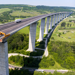 Befejeződött a Kőröshegyi völgyhíd próbaemelése