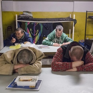 Tucatnyi fegyveres NAV-os jelent meg ma az Oltalom hajléktalanszállóján