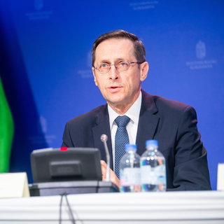 Orbánék megvárják a 2025-ös költségvetéssel, hogy Trump lesz-e az új amerikai elnök