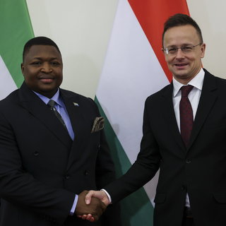 Szijjártó: ha az EU nem visz fejlesztési programokat Afrikába, akkor el fognak minket árasztani a migránsok