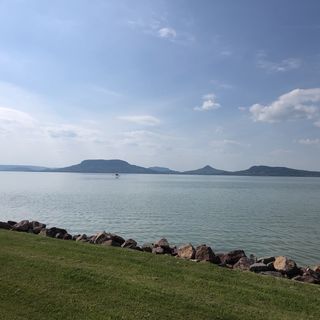 Visszakoztak a fonyódi fideszesek, a tiltakozás után leszavazták, hogy az Erzsébet-táborhoz kerüljön egy értékes balatoni partszakasz