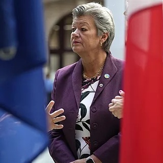 Kötelezettségszegési eljárással fenyegette meg az EU belügyi biztosa a migrációs paktumot megszegő tagállamokat