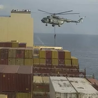 Kezdődik: iráni csapatok lefoglaltak és eltérítettek egy Izraelhez köthető hajót