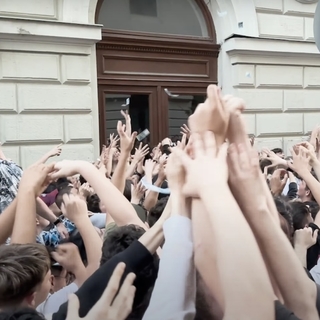 Papír ezresekért taposták egymást fiatalok a Deák téren