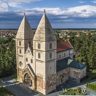Sulyok Tamás átadta a 2 milliárdból megújult jáki templomot